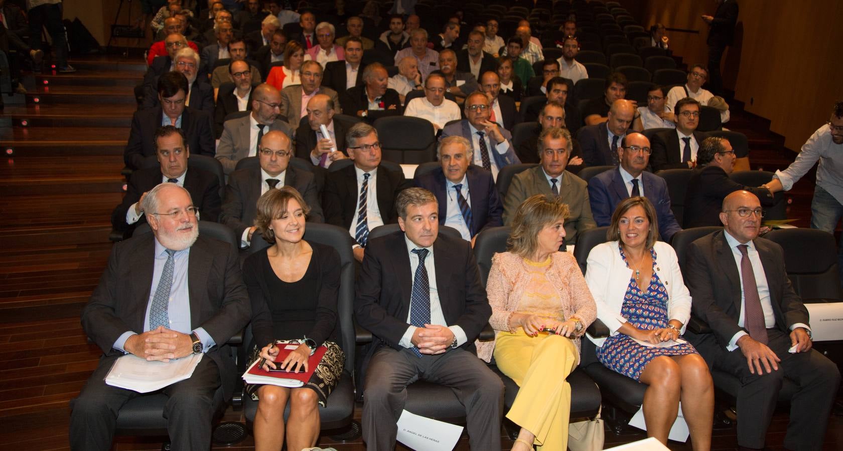 El comisario europeo de Acción por el Clima y Energía, Miguel Arias Cañete, y la ministra de Agricultura, Ganadería, Pesca y Medio Ambiente, Isabel García Tejerina, inauguran la jornada