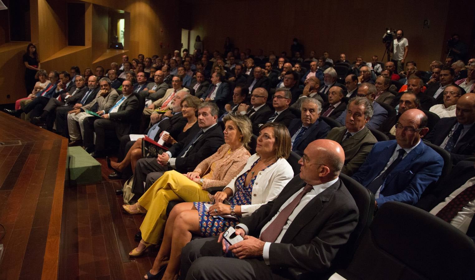 El comisario europeo de Acción por el Clima y Energía, Miguel Arias Cañete, y la ministra de Agricultura, Ganadería, Pesca y Medio Ambiente, Isabel García Tejerina, inauguran la jornada