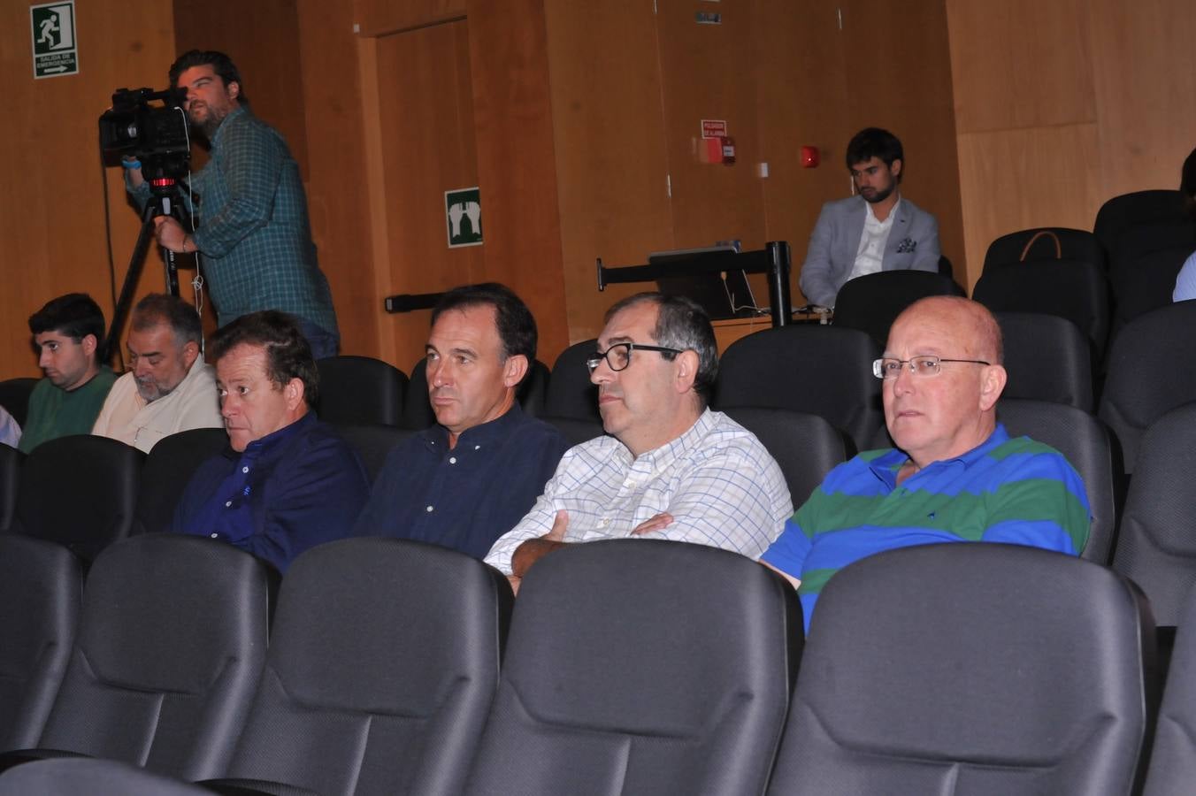 El comisario europeo de Acción por el Clima y Energía, Miguel Arias Cañete, y la ministra de Agricultura, Ganadería, Pesca y Medio Ambiente, Isabel García Tejerina, inauguran la jornada