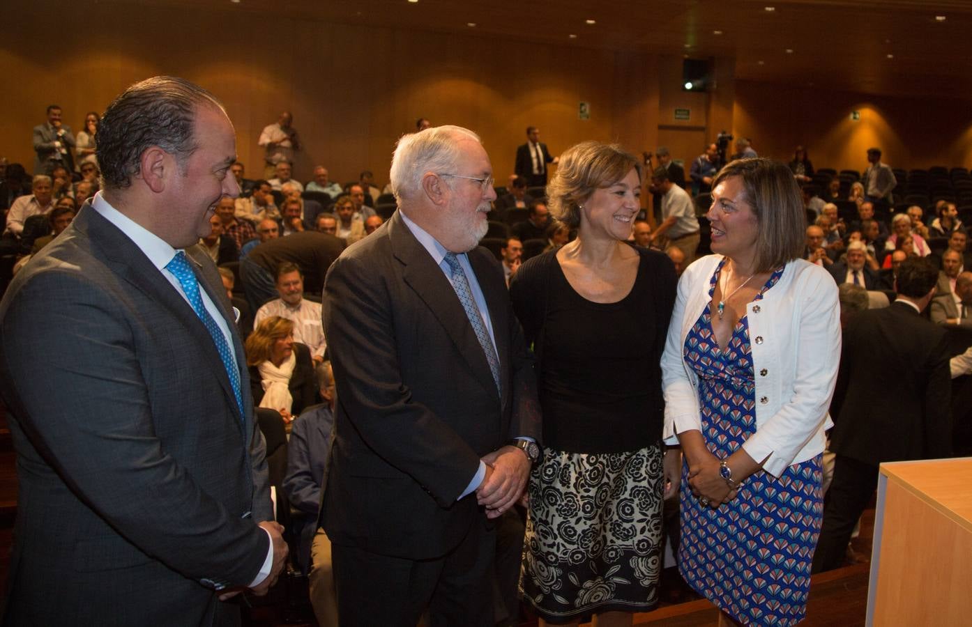 El comisario europeo de Acción por el Clima y Energía, Miguel Arias Cañete, y la ministra de Agricultura, Ganadería, Pesca y Medio Ambiente, Isabel García Tejerina, inauguran la jornada