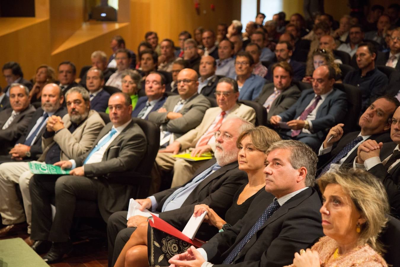 El comisario europeo de Acción por el Clima y Energía, Miguel Arias Cañete, y la ministra de Agricultura, Ganadería, Pesca y Medio Ambiente, Isabel García Tejerina, inauguran la jornada