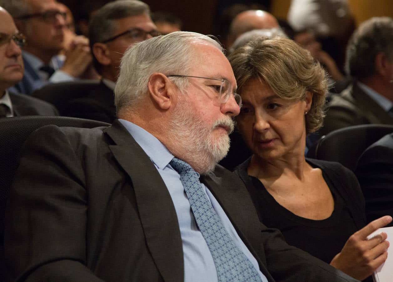 El comisario europeo de Acción por el Clima y Energía, Miguel Arias Cañete, y la ministra de Agricultura, Ganadería, Pesca y Medio Ambiente, Isabel García Tejerina, inauguran la jornada