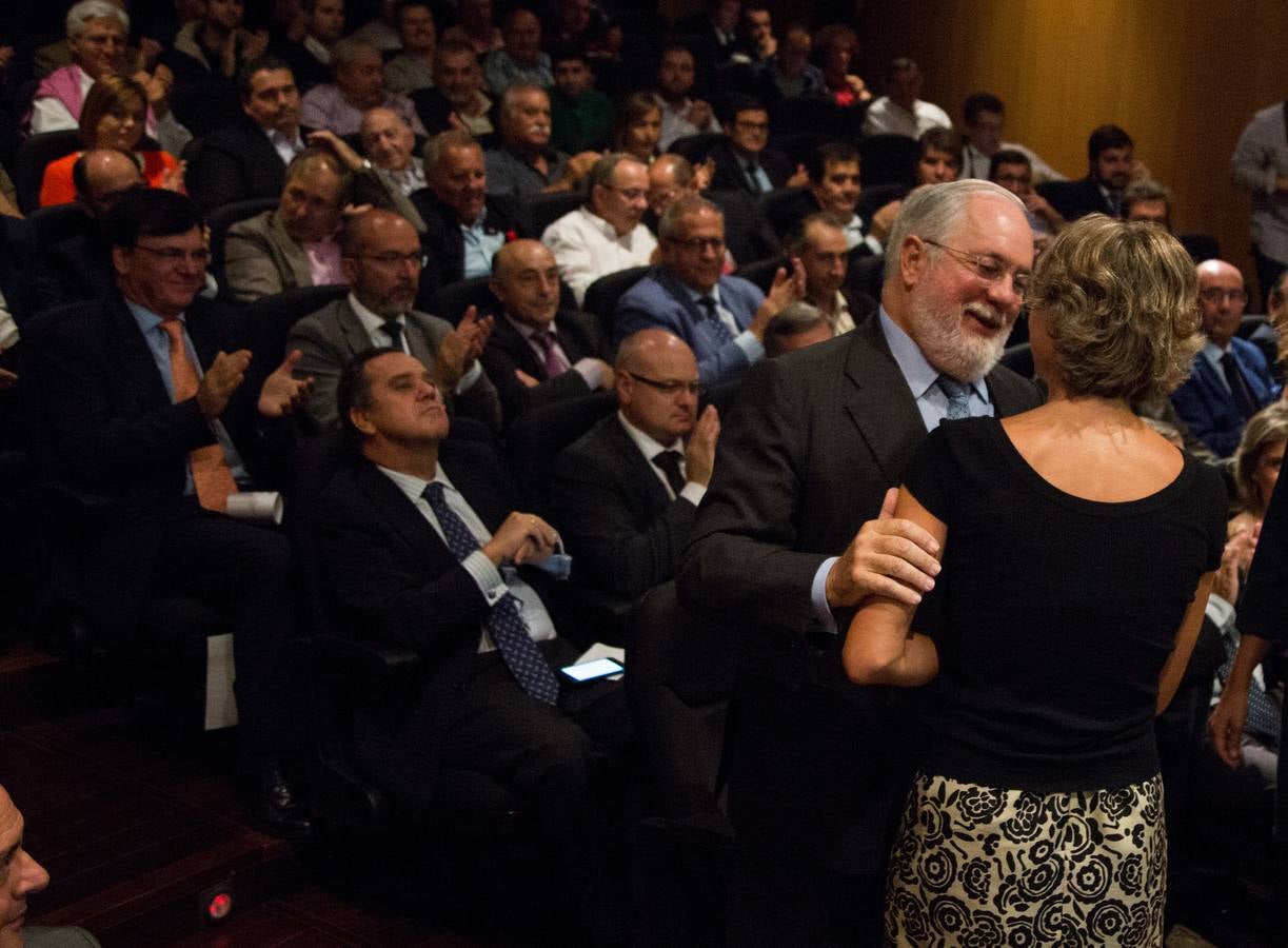 El comisario europeo de Acción por el Clima y Energía, Miguel Arias Cañete, y la ministra de Agricultura, Ganadería, Pesca y Medio Ambiente, Isabel García Tejerina, inauguran la jornada