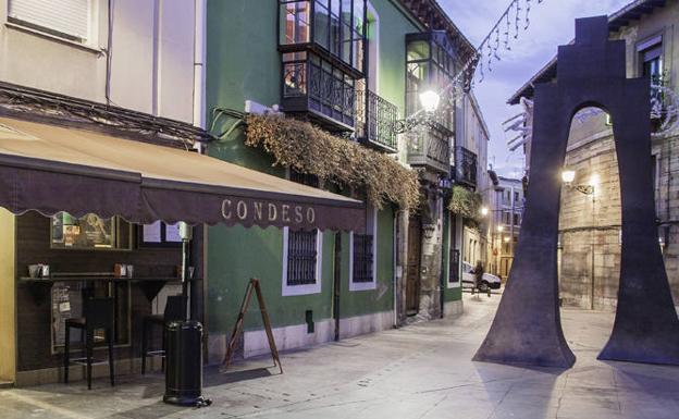 Vista de la Plaza Torres de Omaña, donde se concentra parte del ocio nocturno. 