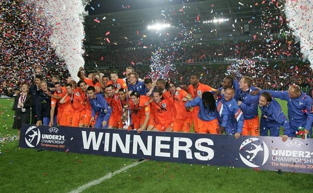La selección holandesa sub21, celebrando el campeonato. 