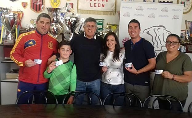 Tano Franco con los miembros de la nueva peña.