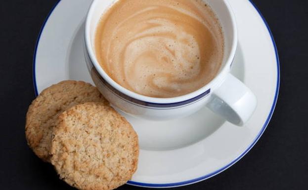 Dos galletas y un café.