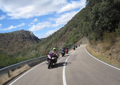 Imagen secundaria 1 - El motoclub La Virgen del Camino toca el cielo con la octava edición de la Ruta de Los Puertos