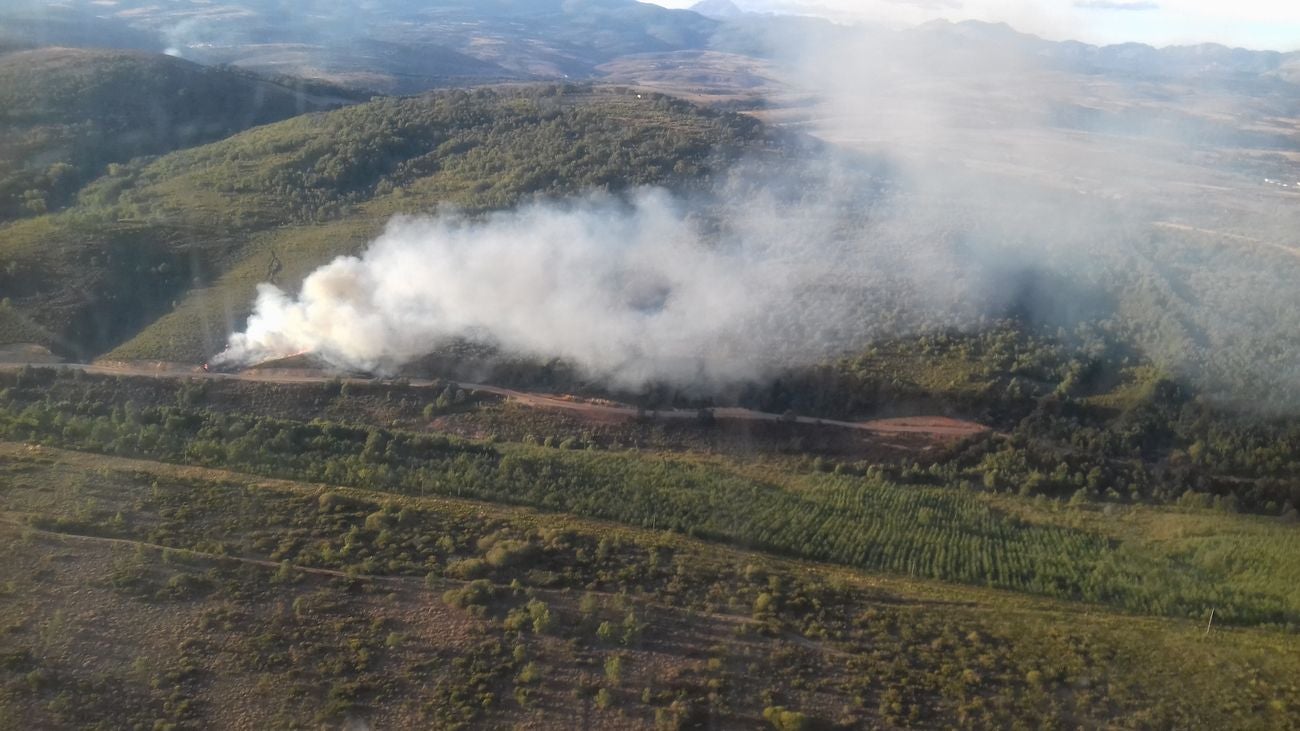 Un incendio provocado y con siete focos alarma a Santa María de Ordás