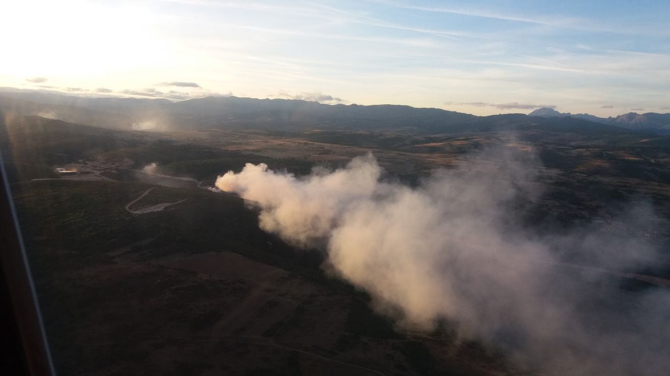 Un incendio provocado y con siete focos alarma a Santa María de Ordás