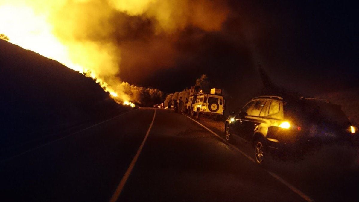 Un incendio provocado y con siete focos alarma a Santa María de Ordás