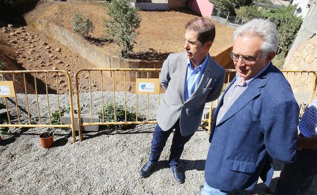 El presidente de la Confederación Miño-Sil visita las obras en Vega de Espinareda.