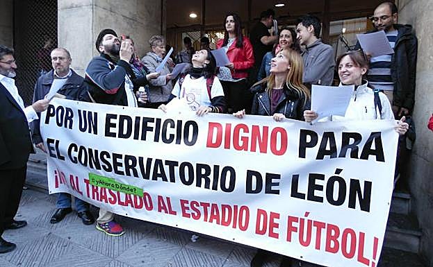 Protesta a las puertas del Conservatorio de León.