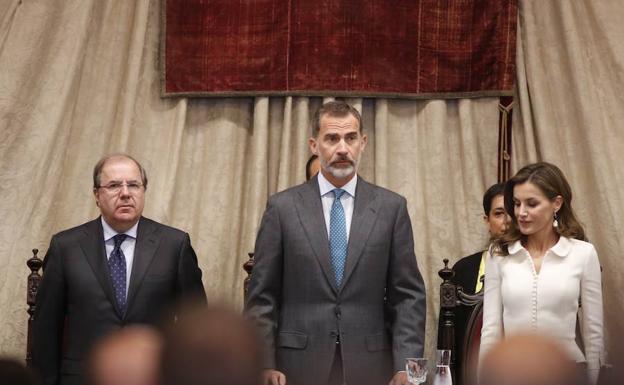 Los reyes de España y el presidente de la Junta presiden el acto de apertura del curso 2017-2018 de las universidades españolas en la Universidad de Salamanca.