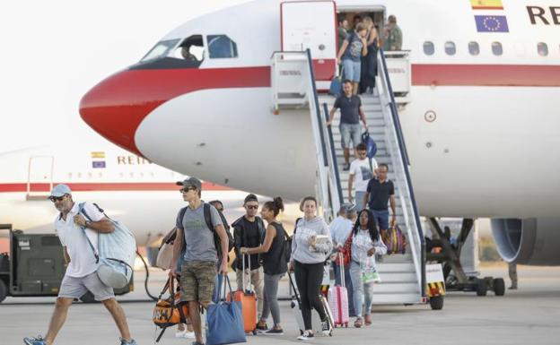 Españoles afectados por el huracán 'Irma' a su llegada a la base aérea de Torrejón de Ardoz.