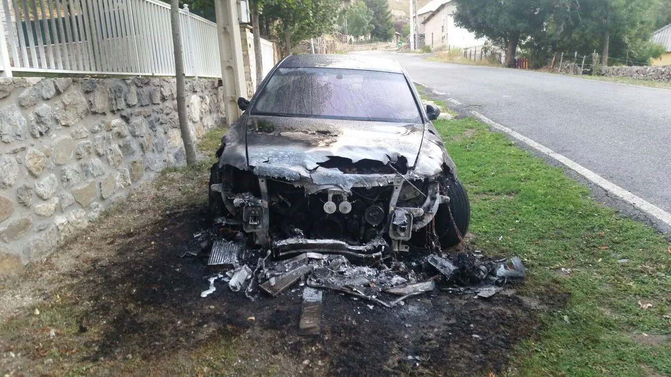 Incendian el coche de un miembro de la junta vecinal de Pinos | El afectado asegura que los litigios vecinales podrían encontrarse en el trasfondo de lo ocurrido | La Guardia Civil confirma que se trata de un acto intencional