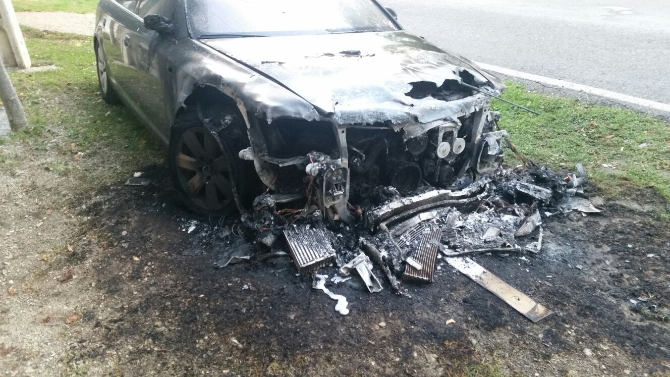 Incendian el coche de un miembro de la junta vecinal de Pinos | El afectado asegura que los litigios vecinales podrían encontrarse en el trasfondo de lo ocurrido | La Guardia Civil confirma que se trata de un acto intencional