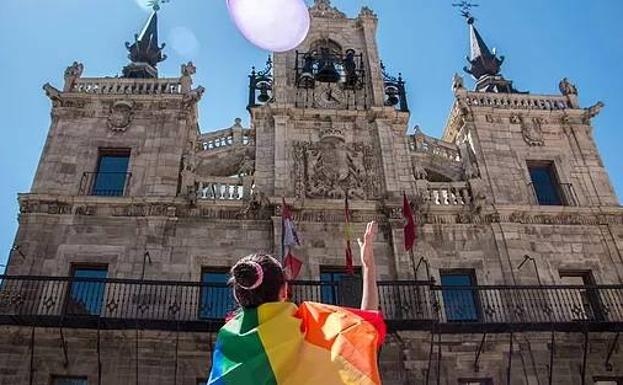 Imagen con la bandera del orgullo en León. 