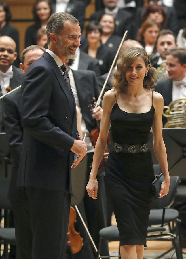 El rey Felipe y la reina Letizia, tras el XXV Concierto de los Premios Princesa de Asturias en 2016.