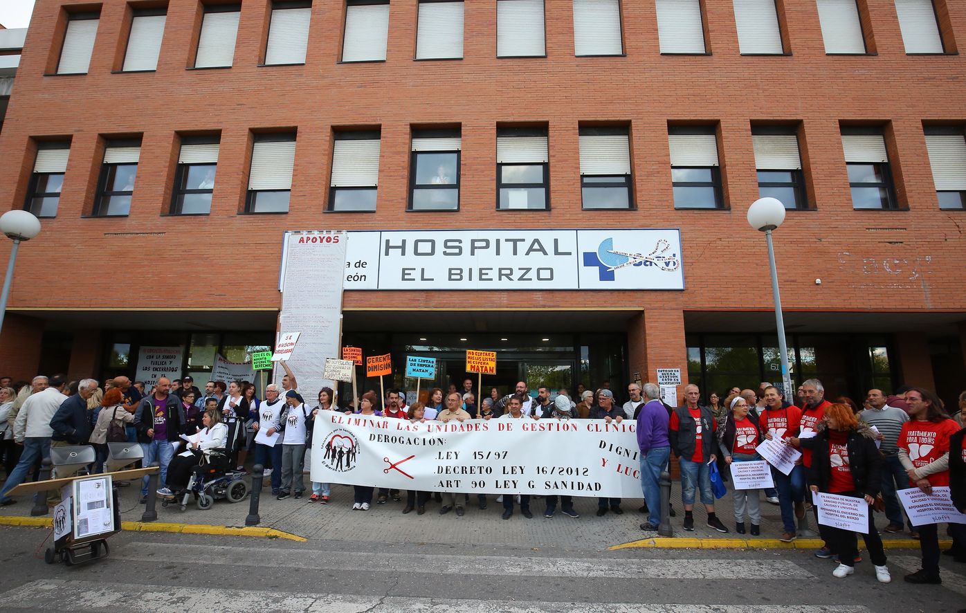 Concentración de apoyo a los encerrados que llevan cincuenta días en el hospital del Bierzo por la sanidad pública, organizada por la Asamblea de Usuarios de la Sanidad del Bierzo y Laciana. César Sánchez