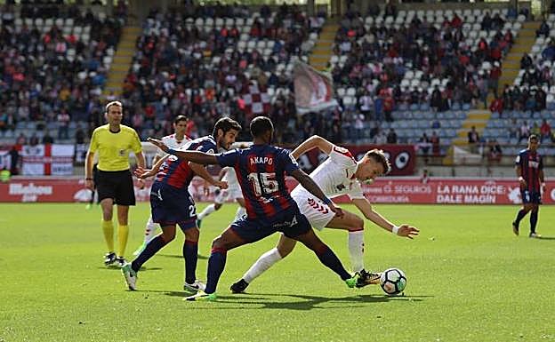 Josep Señé trata de regatear a unos rivales.