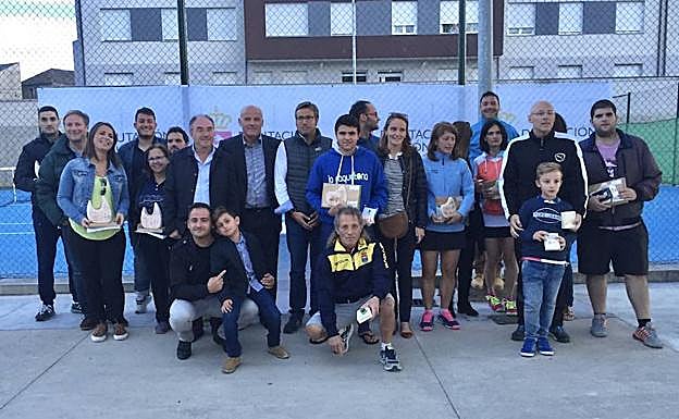 Foto de familia de los premiados.