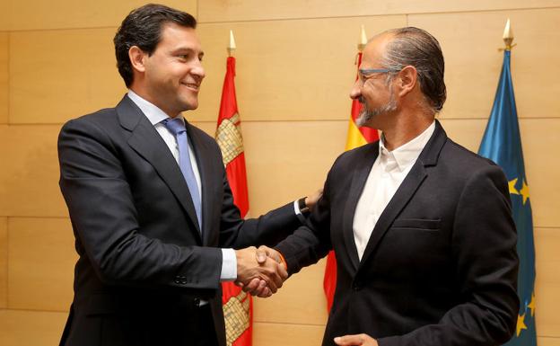 Raúl de la Hoz y Luis Fuentes escenifican el acuerdo.