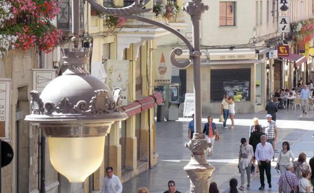 Una de las luminarias de la calle Ancha de la capital.