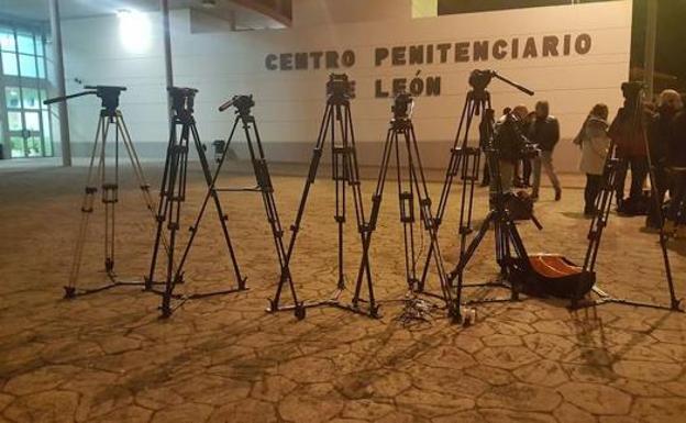 Medios de comunicación a las puertas del centro penitenciario de Villahierro.