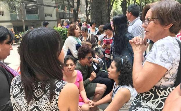 Un grupo de personas en plena calle tras el seismo.