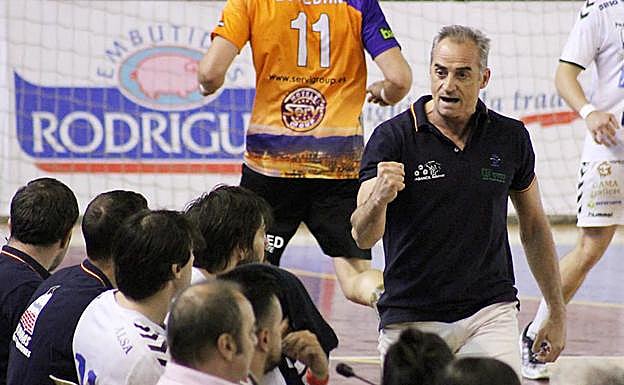 El entrenador del Ademar arengando a los suyos.