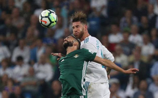 Sergio Ramos pugna por un balón. 