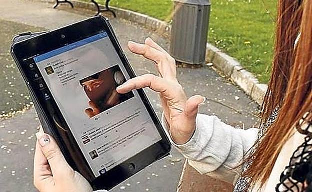 Una chica usando una tablet. 