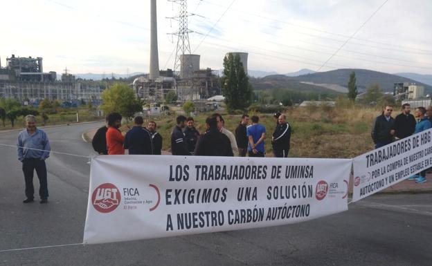 Mineros de Uminsa y HBG ante las puertas de la central térmica de Compostilla.