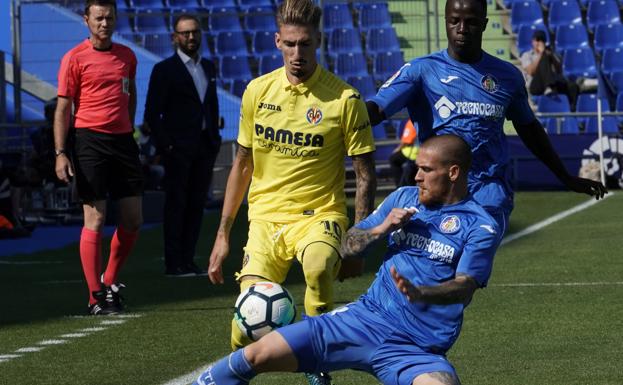 Antunes disputa un balón con Samu Castillejo. 