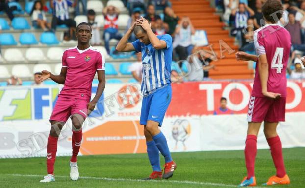 Un jugador de la Ponferradina se lamenta de una ocasión.