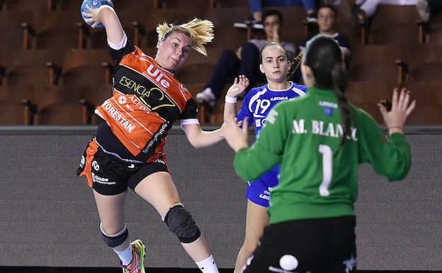 Marina González, ante el Oviedo.