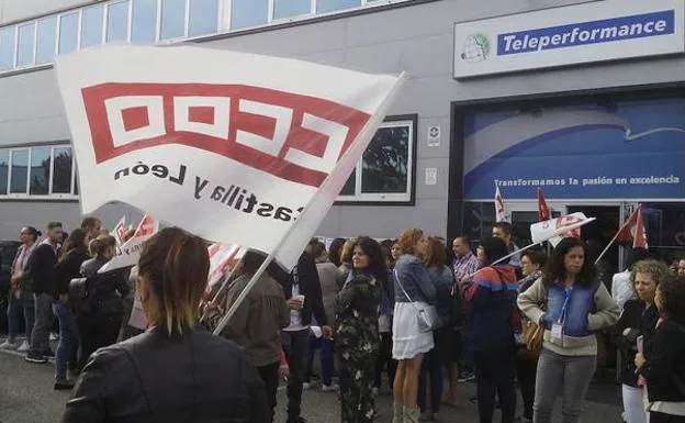 Trabajadores de Teleperformance en uno de los paros secundados por la negociación del convenio a nivel nacional.