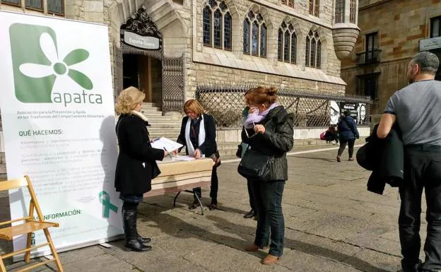 Mesa de recogida de firmas, junto a Botines. 