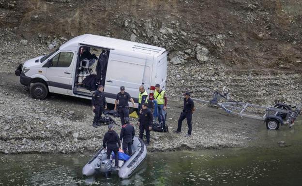 Los Mossos, durante el rescate de los cadáveres.