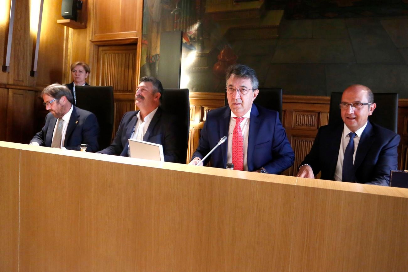 El presidente de la Diputación de León, Juan Martínez Majo, preside el Pleno Ordinario de la institución provincial