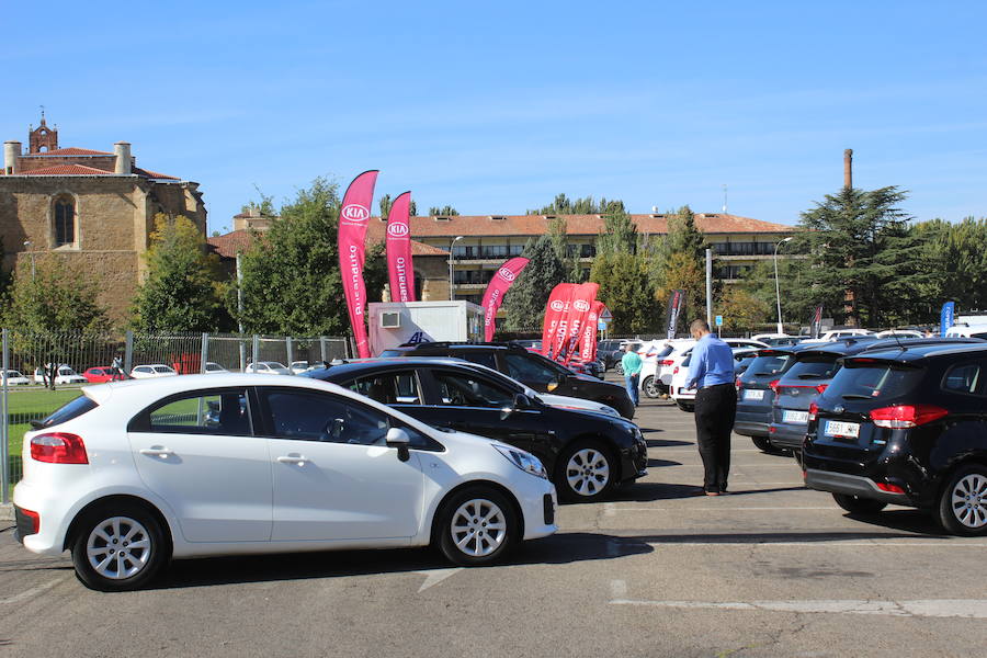 La primera de las actividades de las fiestas de San Froilán se inaugura en la explanada de la Junta con el objetivo de que los concesionarios de la ciudad muestren las mejores ofertas en vehículos de ocasión