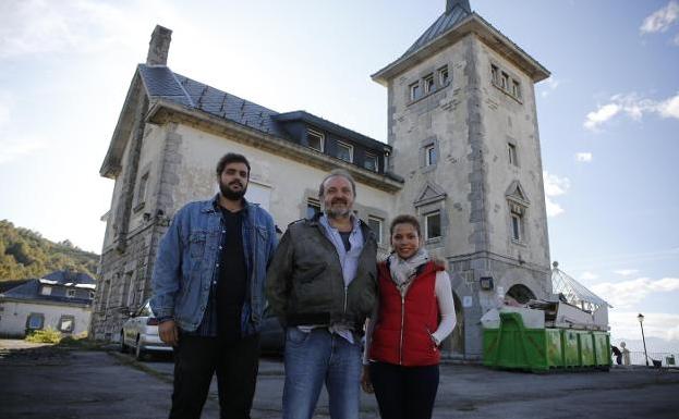 Enrique Baker Mayo, Miguel Fernández Baker y Casandra García delante del parador de Pajares. 