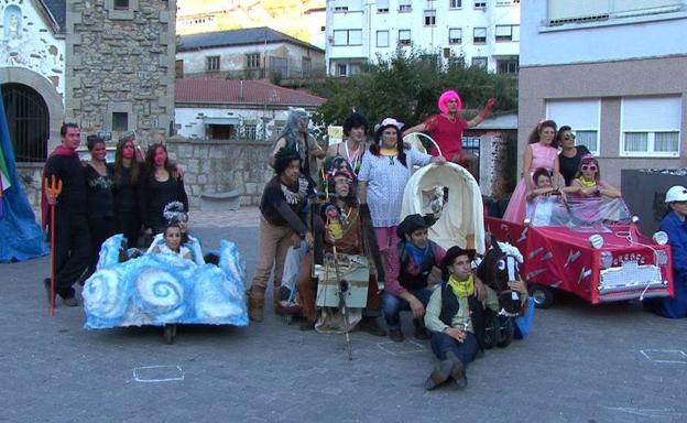 Pie de foto: Foto de familia de la carrera de 'Autos Locos'. 