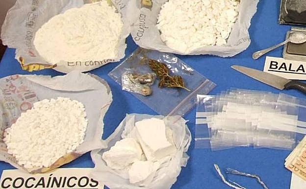 Objetos, droga y dinero requisado en el registro del domicilio del cabecilla de la red. 