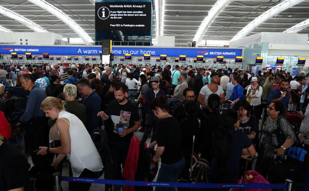 Pasajeros esperan en la terminal 5 del Aeropuerto de Heathrow.