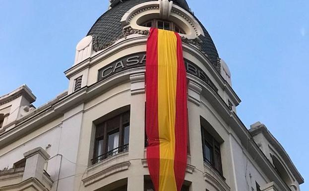 Una gran bandera de España cuelga de Casa Lubén.