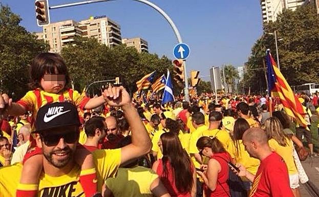 Gerard Piqué y su hijo Milan en la manifestación de la Diada de 2014.