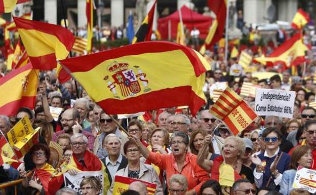 Catalanes muestran su apoyo a continuar en España.