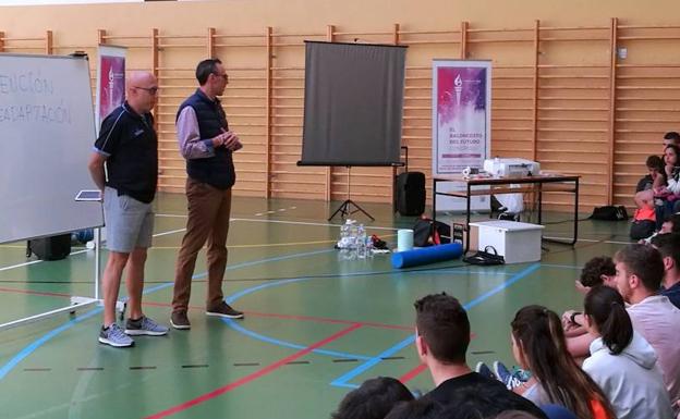 Lesiones, reconocimiento médico y voleibol, a debate en el programa de formación deportiva